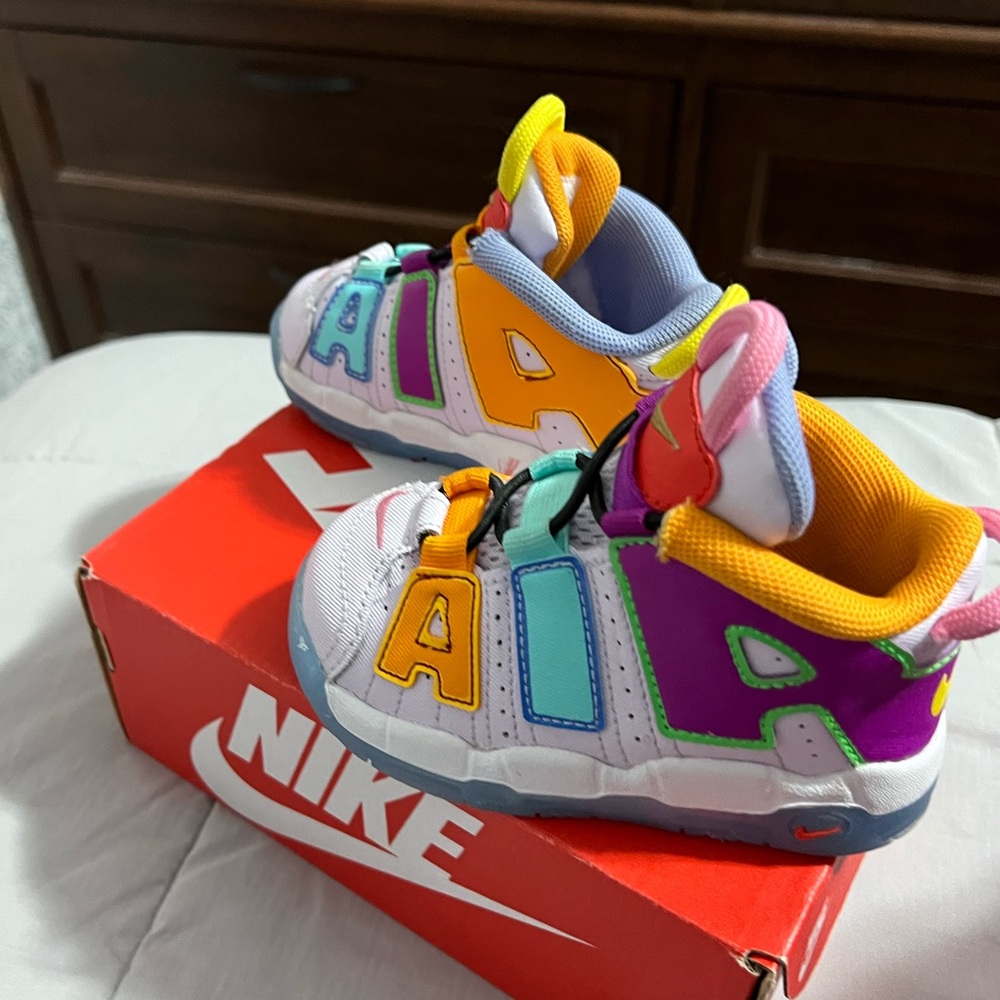NIKE AIR MORE UPTEMPO
BARELY GRAPE/ORANGE PEEL
BOURGOGNE BRUT/PELURE D'ORANGE